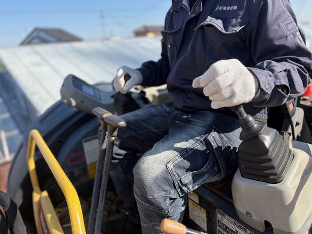 背景：工事中（縦枠ブロック据付）